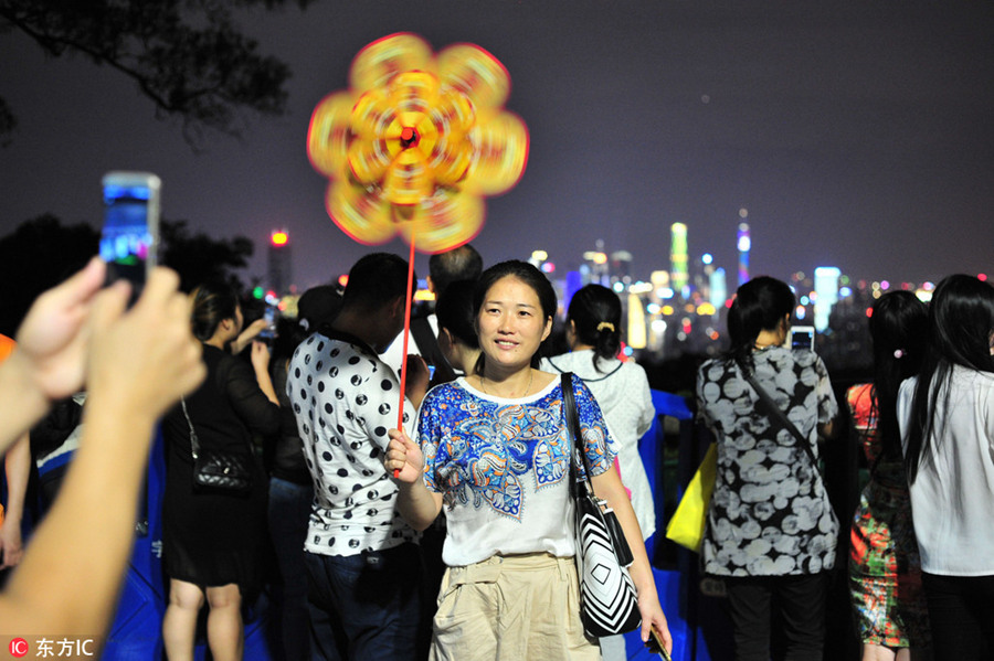 Flowers, cakes and dance mark Double Ninth Festival