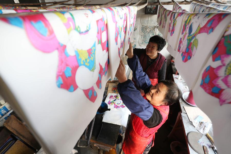 Folk artists make woodblock paintings for Spring Festival
