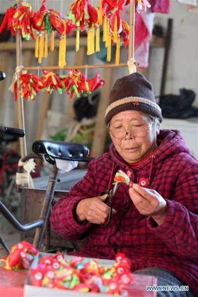 Shandong folk artist makes rooster dolls