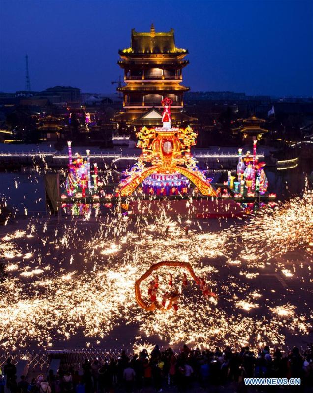 Fire dragon dance performed to welcome Spring Festival in Shandong