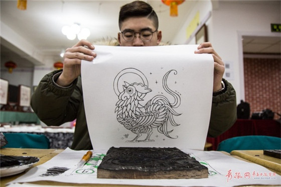 A Qingdao inheritor of New Year woodblock custom