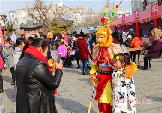 Qingdao folk fair gains popularity on opening day
