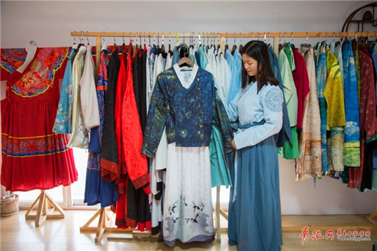 A Hanfu enthusiast in modern Qingdao