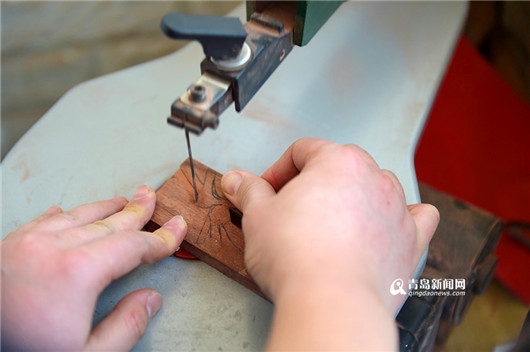 Young Qingdao carpenter's fun of making wooden rabbits