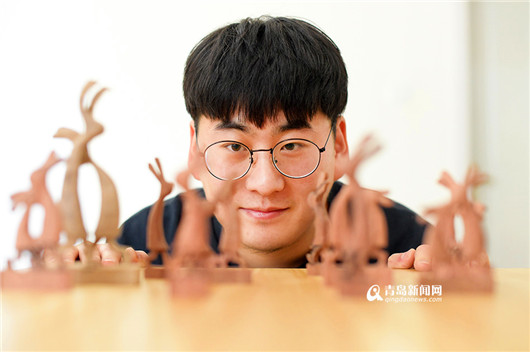 Young Qingdao carpenter's fun of making wooden rabbits