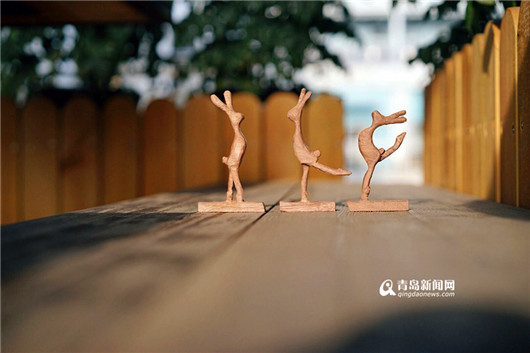 Young Qingdao carpenter's fun of making wooden rabbits