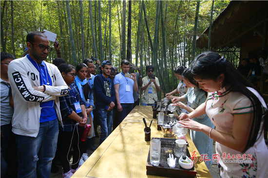 Overseas students experience tea culture in Qingdao