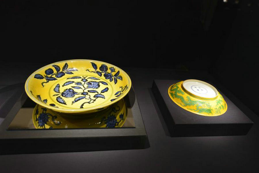 Beauty of blue and white: Porcelain on show in Shandong