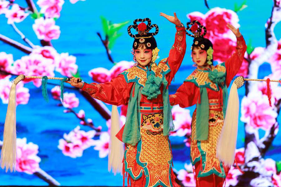 Students perform Peking Opera in Shandong