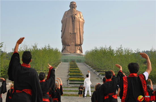 Int'l students worship Confucius in Shandong