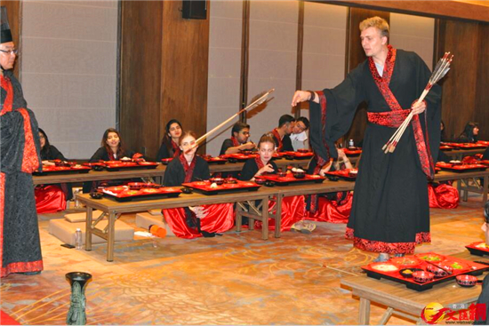 Int'l students worship Confucius in Shandong