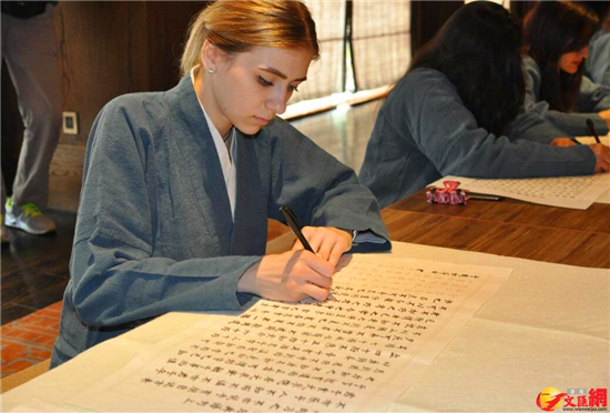 Int'l students worship Confucius in Shandong