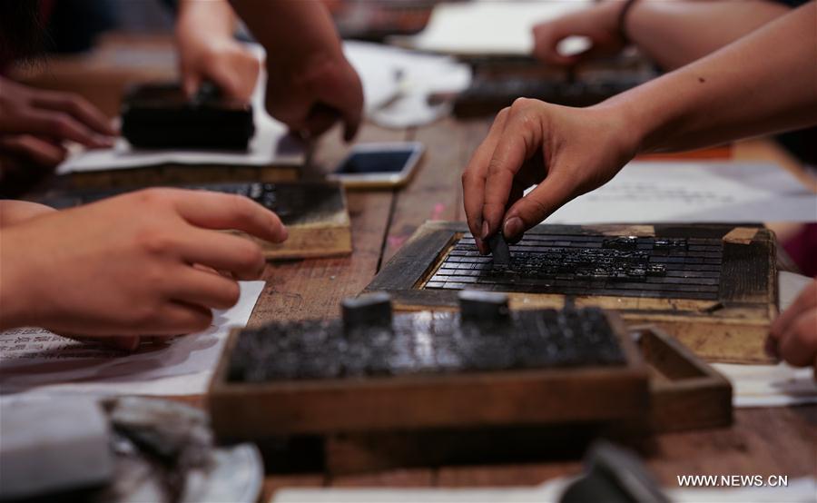 People learn technique of movable-type printing in Qingdao