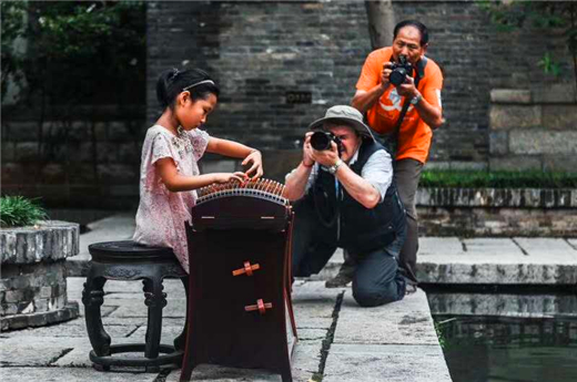 Foreign photographers record Jinan