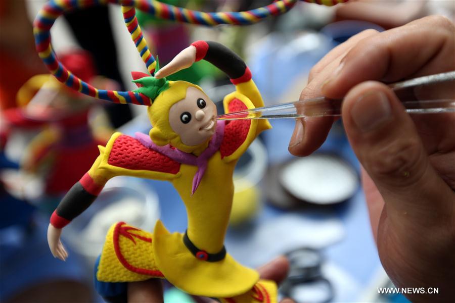 Folk artists showcase skills, stunts during competition in Shandong