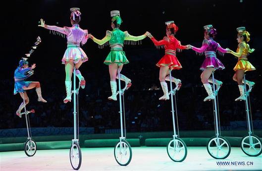 Top acrobats compete in Penglai