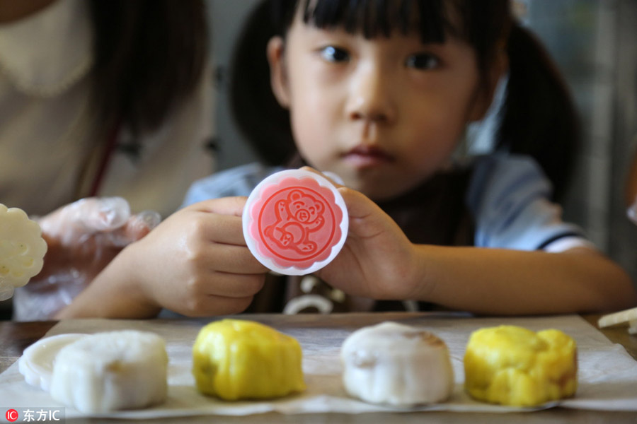 Pupils make traditional mooncakes in Shandong