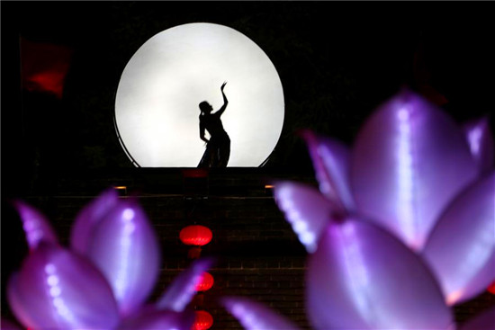 Tourists enjoy night view of Taierzhuang ancient town in Shandong