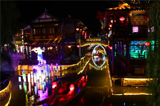 Tourists enjoy night view of Taierzhuang ancient town in Shandong