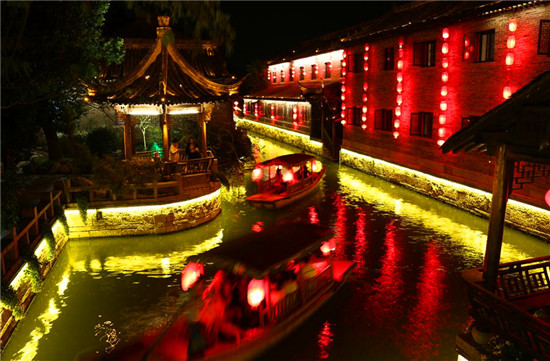 Tourists enjoy night view of Taierzhuang ancient town in Shandong