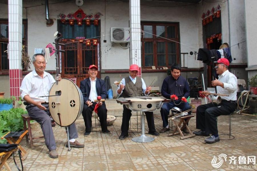 Farmer turns utensils into musical instruments, forms troupe