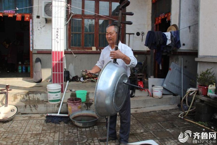 Farmer turns utensils into musical instruments, forms troupe