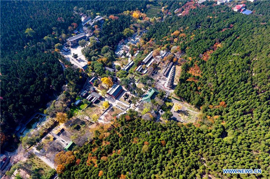 Autumn scenery of Lingyan Temple in Jinan