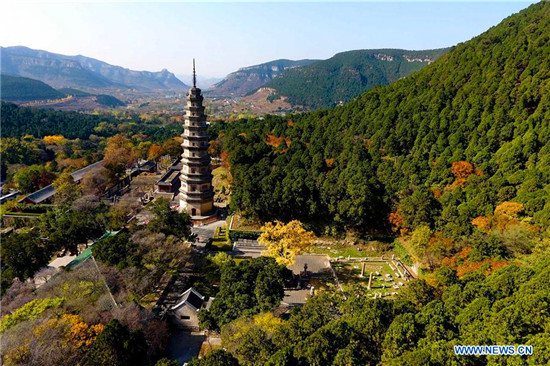 Autumn scenery of Lingyan Temple in Jinan