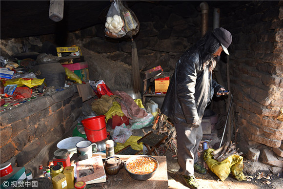 Family lives secluded life on mountain for generations
