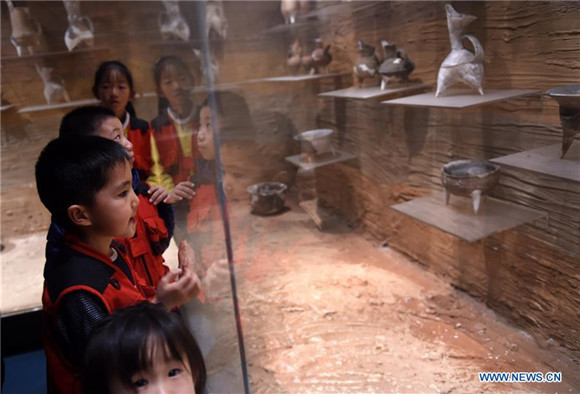 Children experience simulated archaeological excavation at Shandong Museum