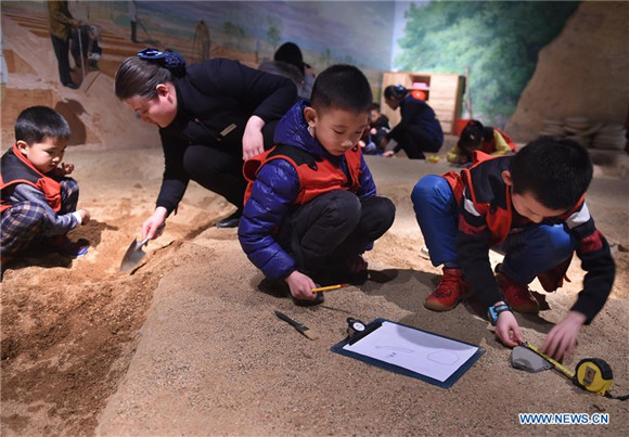 Children experience simulated archaeological excavation at Shandong Museum
