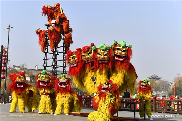 Lion dance performed in E China to greet new year