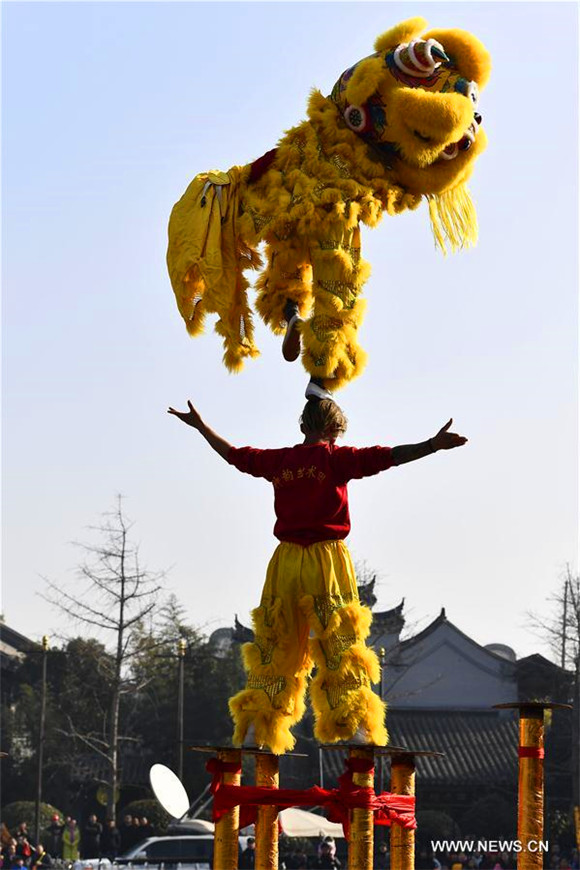 Lion dance performed in E China to greet new year