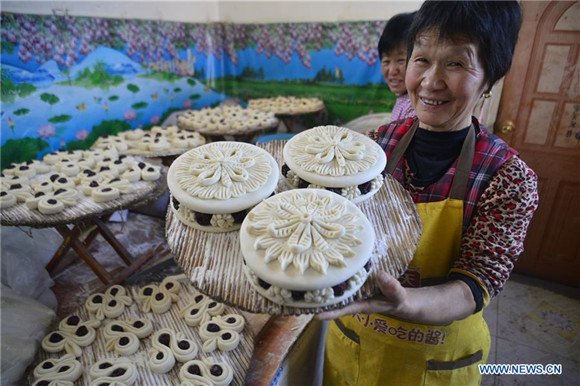 Steamed buns made to convey meaning of better life during Spring Festival
