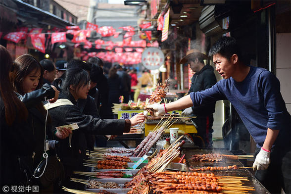 Street food lights up festive mood in E China's Qingdao