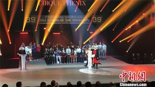 Shandong acrobat wins top award in France