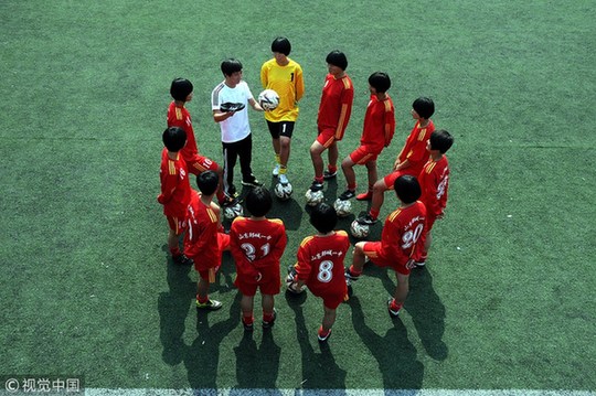 Chinese coach strives to realize girls' football dreams