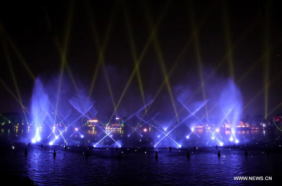 Water show dazzles Daming Lake in Jinan