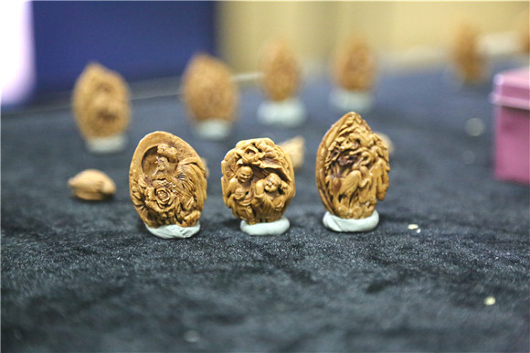 Children learn peach pit carving in Shandong
