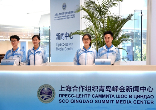 Volunteers at media center ready for SCO Qingdao Summit