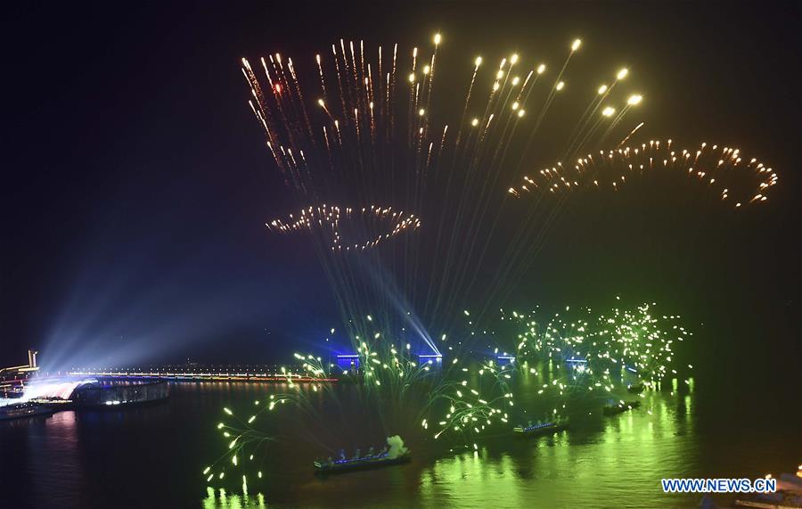 Lights and fireworks show lights up sky of Qingdao