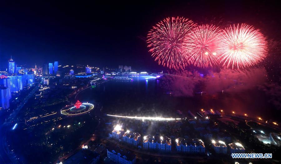 Lights and fireworks show lights up sky of Qingdao