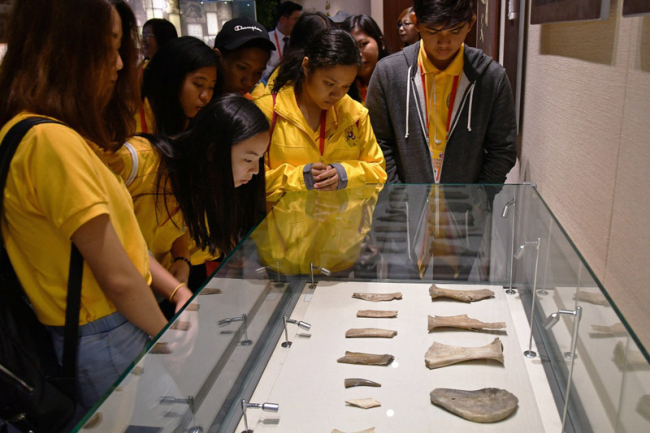 Philippine teenagers explore Chinese characters in Yantai