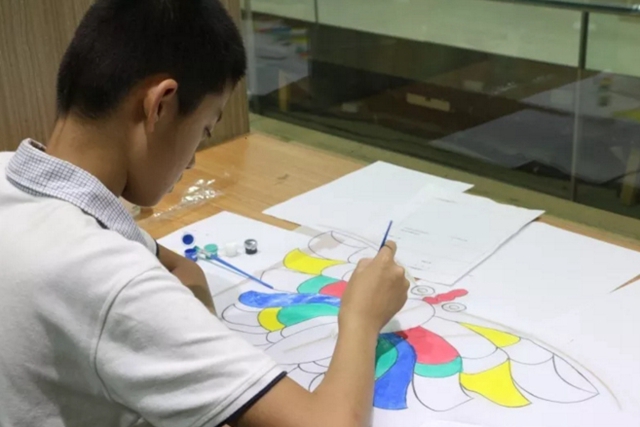 Kids learn painting kites in Shandong