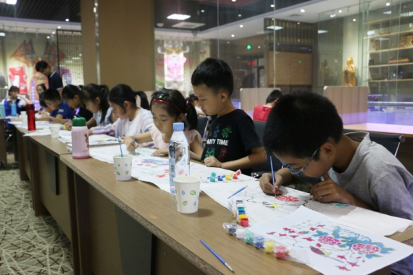 Shandong schoolchildren paint traditional handcraft pictures