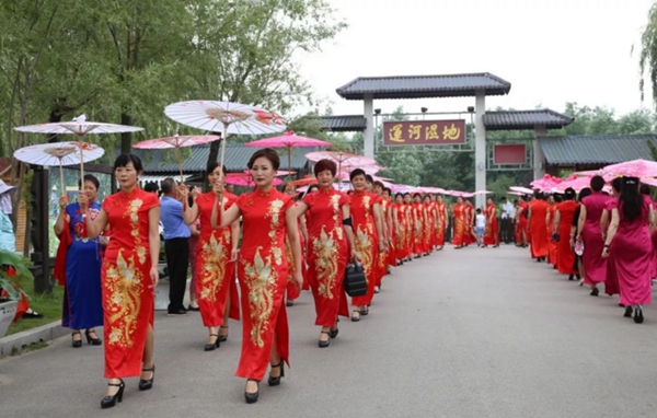 Qipao show adds color to Taierzhuang wetland park