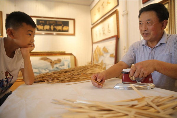 Qingdao farmer dedicated to straw painting