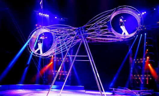 Circus dazzles tourists during Qingdao Intl Beer Festival
