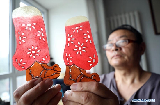 Artist presents traditional shadow puppet plays for free in Shandong