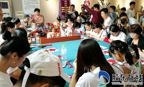 Cross-Straits students sample paper-cutting culture in Yantai